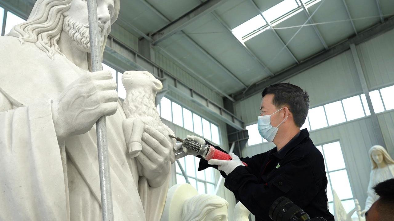 Master Yuan carving