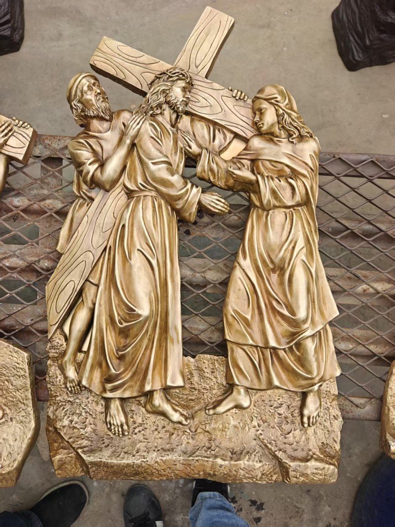 Gold-colored relief, Station IV — Jesus meets his mother
