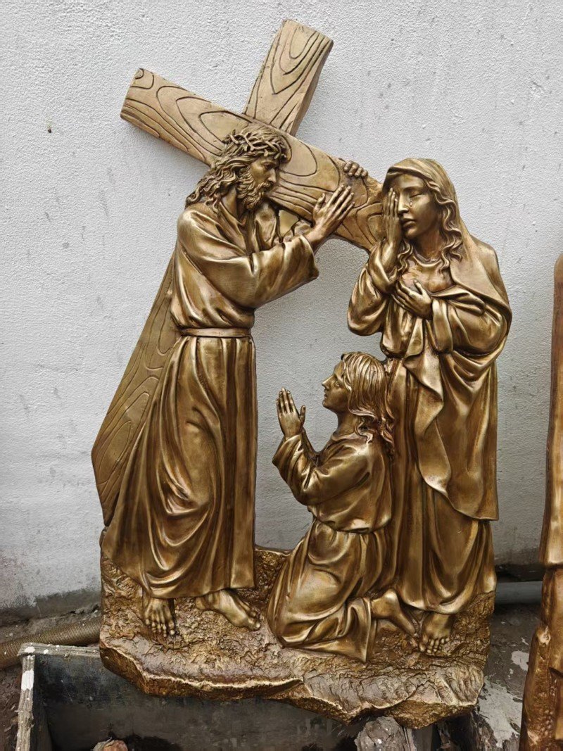 Gold-colored relief, Station VIII — Jesus meets the women of Jerusalem